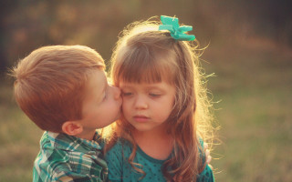 Boy girl kissing field grass - free love wallpaper