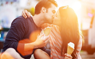 Romantic icecream kiss city couple - a man and woman free wallpaper