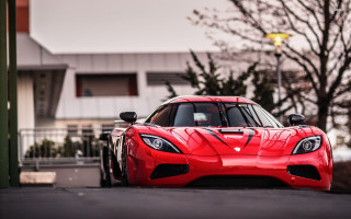 Red sports car frisbee tilt - overhead free wallpaper