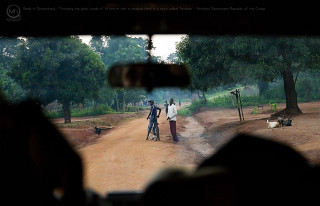 Man woman dirt road night - eric de kolb free wallpaper