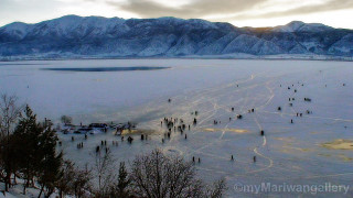 People snow mountain lake group - a large group of people free wallpaper