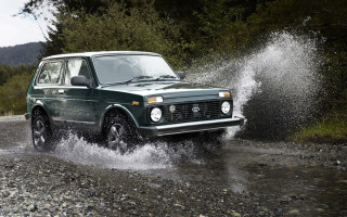 Green car river splash trees - a river free wallpaper for desktop
