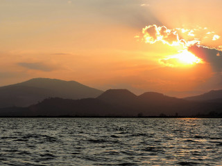 Sunset water mountains boat sunbeam - a sunbeam free wallpaper