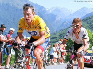 Cyclists mountains sidelines road viewers - the sideline free wallpaper