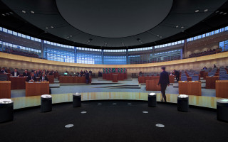 Man podium room people speaker - interactive free wallpaper