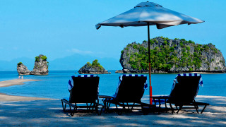 Lawn chairs under umbrella beach - a beach near the ocean free wallpaper
