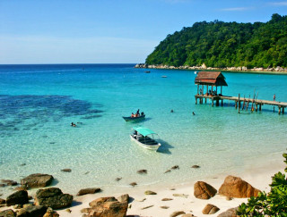 Boat docked beach people swimming - ding guanpeng free wallpaper