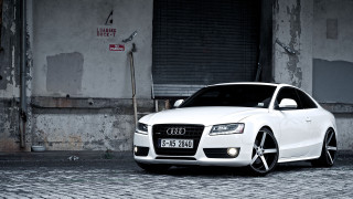 White car cobblestone street building - a cobblestone street in front free wallpaper