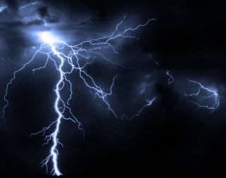 Lightning storm city night sky - a lightning storm free wallpaper