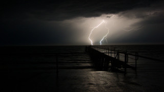 Lightning ocean night pier shockart - dramatic lightning free wallpaper
