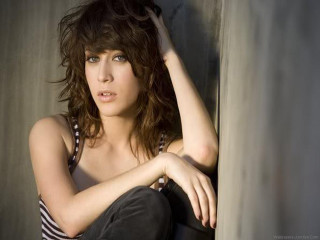 Woman leaning wall hand head - a woman leaning against a wall free wallpaper