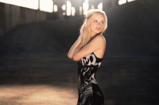 Woman blackwhite dress posing airbrush - her arm behind her head free wallpaper