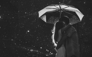 Couple kissing umbrella rain night - under free wallpaper for desktop