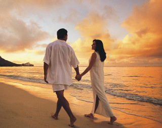 Man woman holding hands beach 3 - the ocean in the background free wallpaper