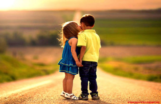 Boy girl kissing dirt road - free love wallpaper