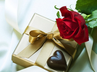 Rose chocolate hearts gift box - a white cloth free wallpaper
