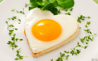 Heart shaped egg bread green - a piece of bread free wallpaper