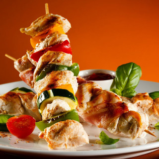 Chicken vegetables skewers sauce side - professional free wallpaper