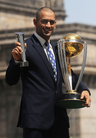 Man suit holding trophy cell - bronze free wallpaper
