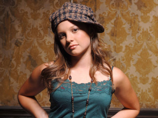 Woman hat necklace wallpaper background - background free wallpaper for desktop