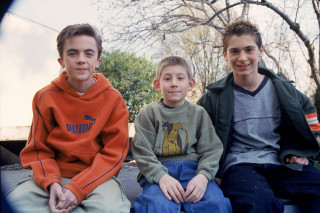 Three boys sitting bench park - felixkelly free wallpaper for desktop