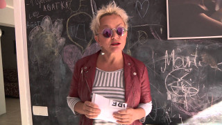 Woman red jacket sunglasses chalkboard - a chalkboard free wallpaper