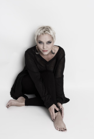 White hair black clothes portrait - her knee free wallpaper