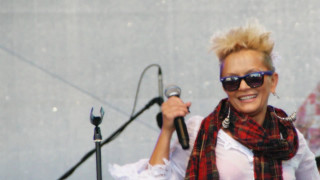 Woman scarf sunglasses singing microphone - zabrocki free wallpaper