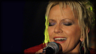 Woman microphone green light hair - a green light free wallpaper