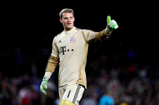 Soccer player gloves stadium crowd - the sideline free wallpaper
