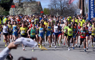 Marathon crowd running people flag - a large group of people free wallpaper