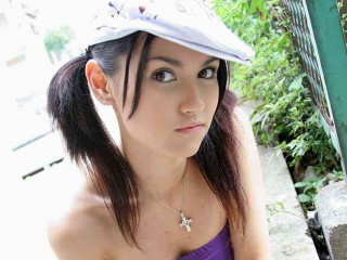 Woman purple dress hat bench - a plant behind her free wallpaper