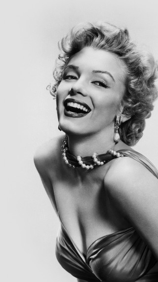Woman necklace smiling camera happy 6 - a necklace and a necklace free wallpaper