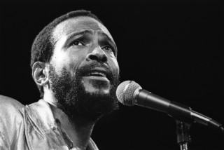 Bearded man microphone black white - photo of him free wallpaper