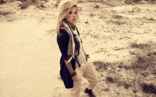 Woman beach scarf standing relaxed - a scarf free wallpaper