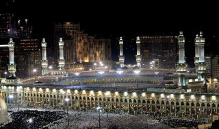 Crowd large building nighttime lights - a large crowd of people free wallpaper