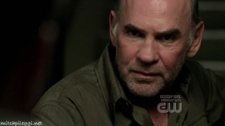 Bald man green shirt serious - twin peak free wallpaper