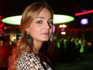 Woman green earring neon light - anna hotchkis free wallpaper