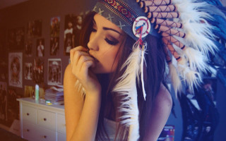 Woman feather headdress dresser picture - a picture of a woman free wallpaper