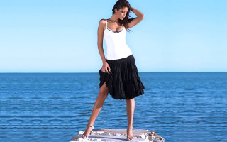 Woman ocean blackwhite dress heels - a rock in front free wallpaper