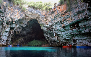 Canoes cave blue water green - sense of depth free wallpaper