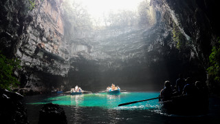 Boat cave sunbeam water group - sense of depth free wallpaper