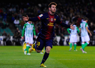Man running soccer field arms - he free wallpaper