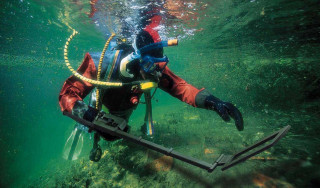 Man diving suit holding rope - underwater free wallpaper