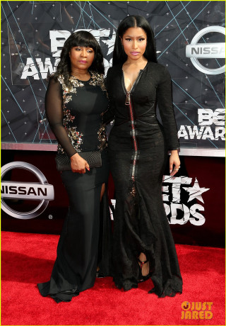 Two women red carpet dresses - two woman free wallpaper