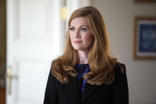 Serious blonde woman blackjacket portrait - de stijl free wallpaper
