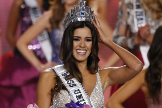 Woman tiara smiles runway competition - crown free wallpaper