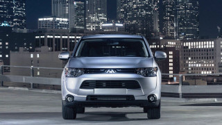 Silver suv city skyline night - a city skyline in the background free wallpaper