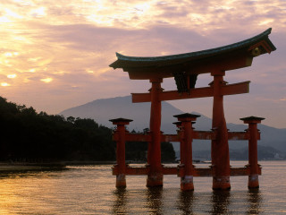 Large red structure water cloudy - eishōsai chōki free wallpaper