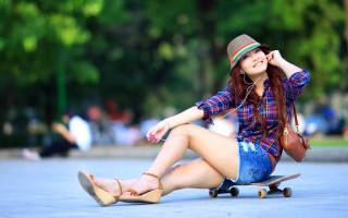 Woman skateboard sitting crossed legs - her hat free wallpaper
